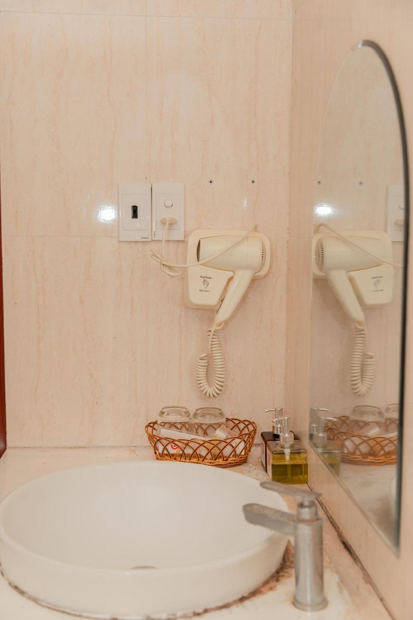 Khach San Son Thinh Hotel Вунгтау Экстерьер фото
